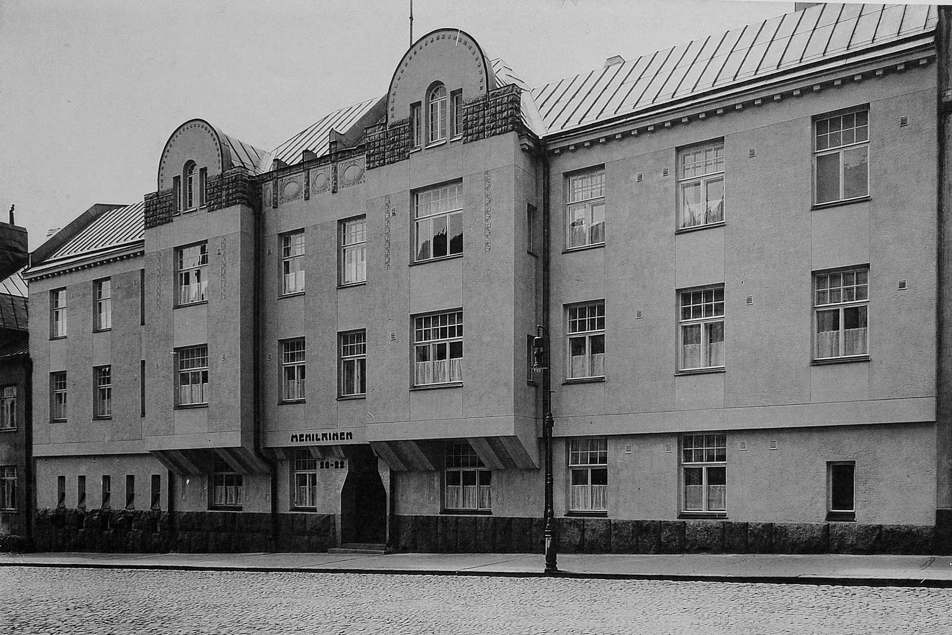 Mehiläinen on Huvilakatu from 1909.