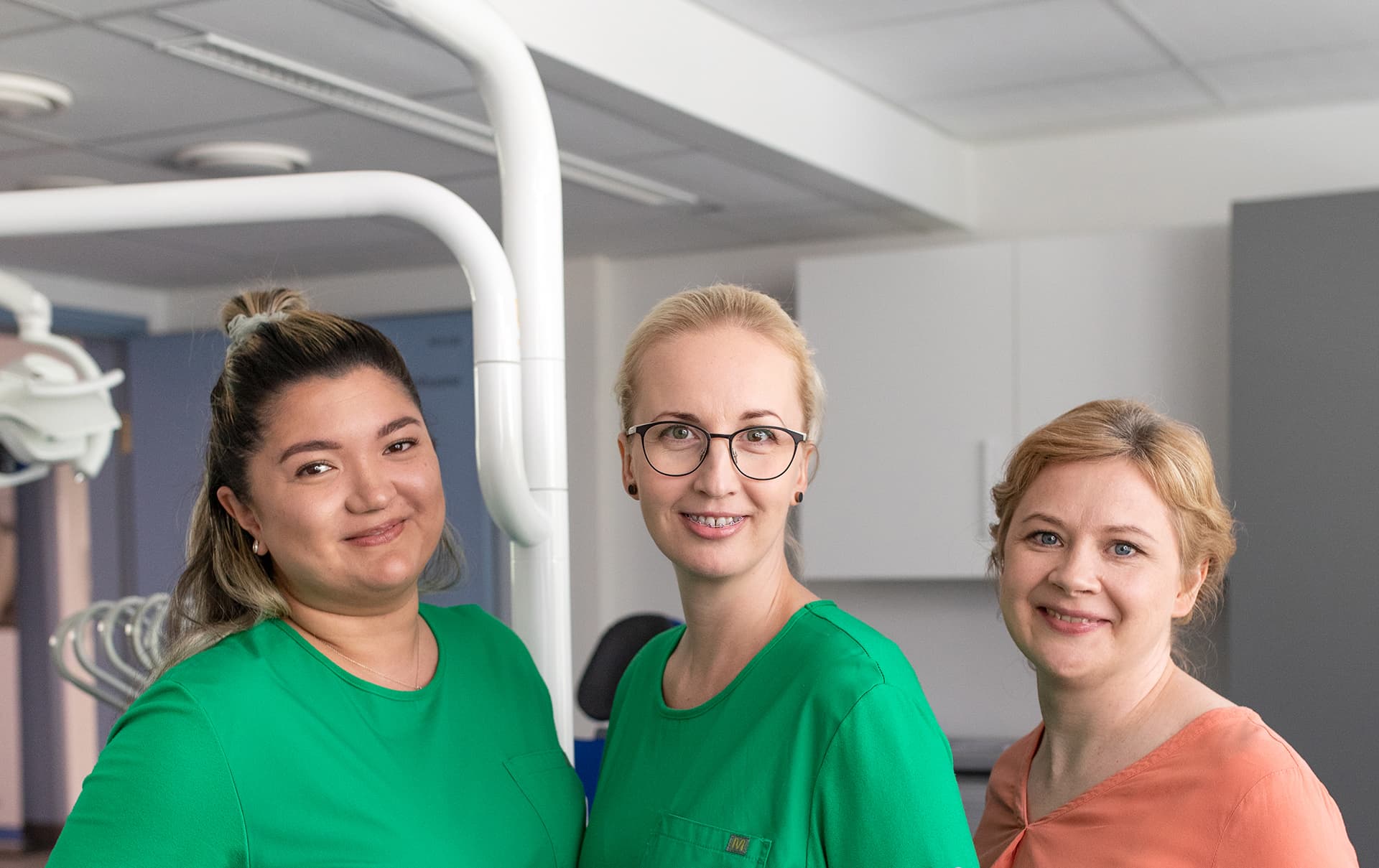 Mehiläisen hymyilevät sairaanhoitajat rivissä.