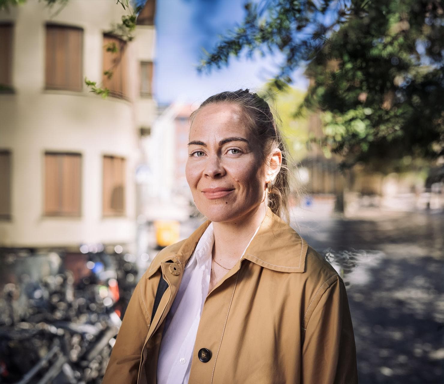 Mehiläisen syömishäiriöihin erikoistunut psykoterapeutti ulkona aurinkoisena päivänä.