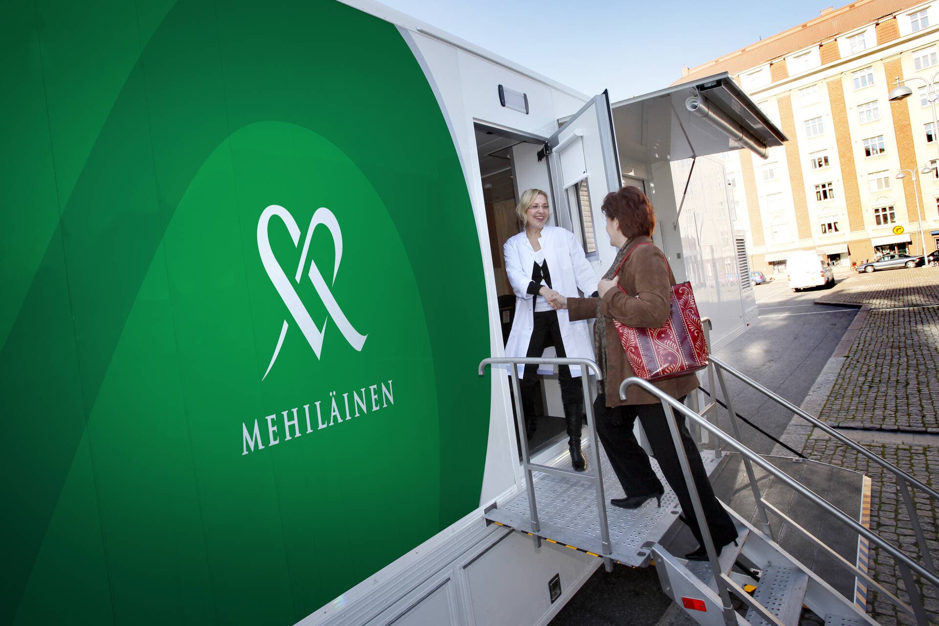 Mehiläisen magneettirekka lääkäri ja asiakas.