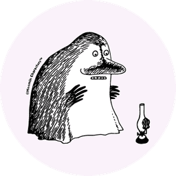 Mörkö katsoo öljylamppua.