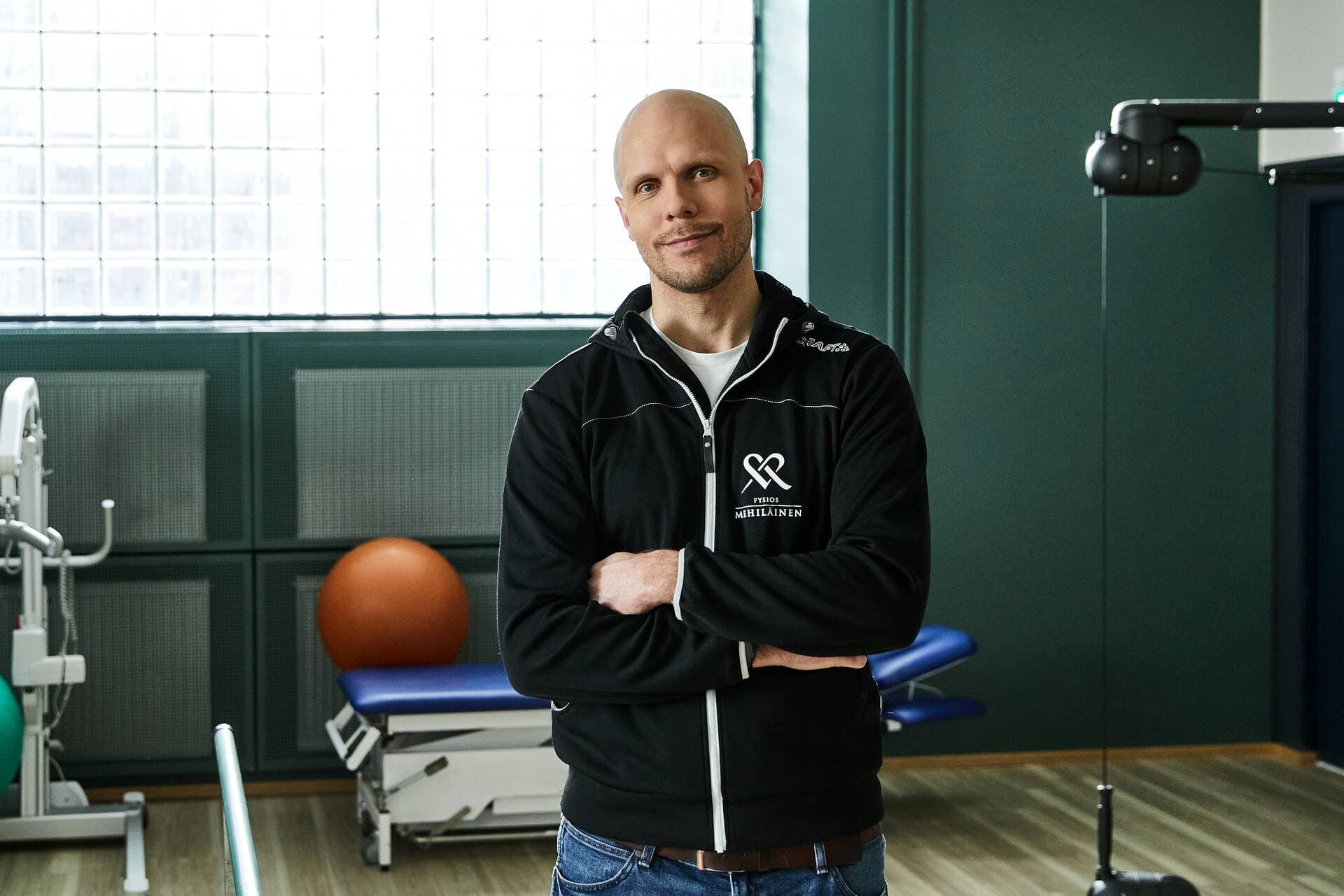 Mehiläinen’s physiotherapist with therapeutic training equipment in the background.