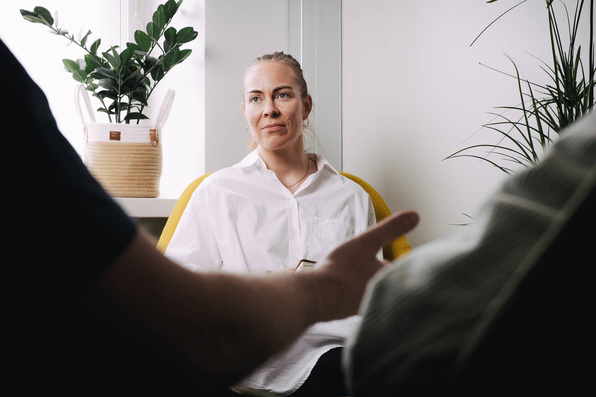 Psykoterapeutti asiakkaiden kanssa vastaanotolla.