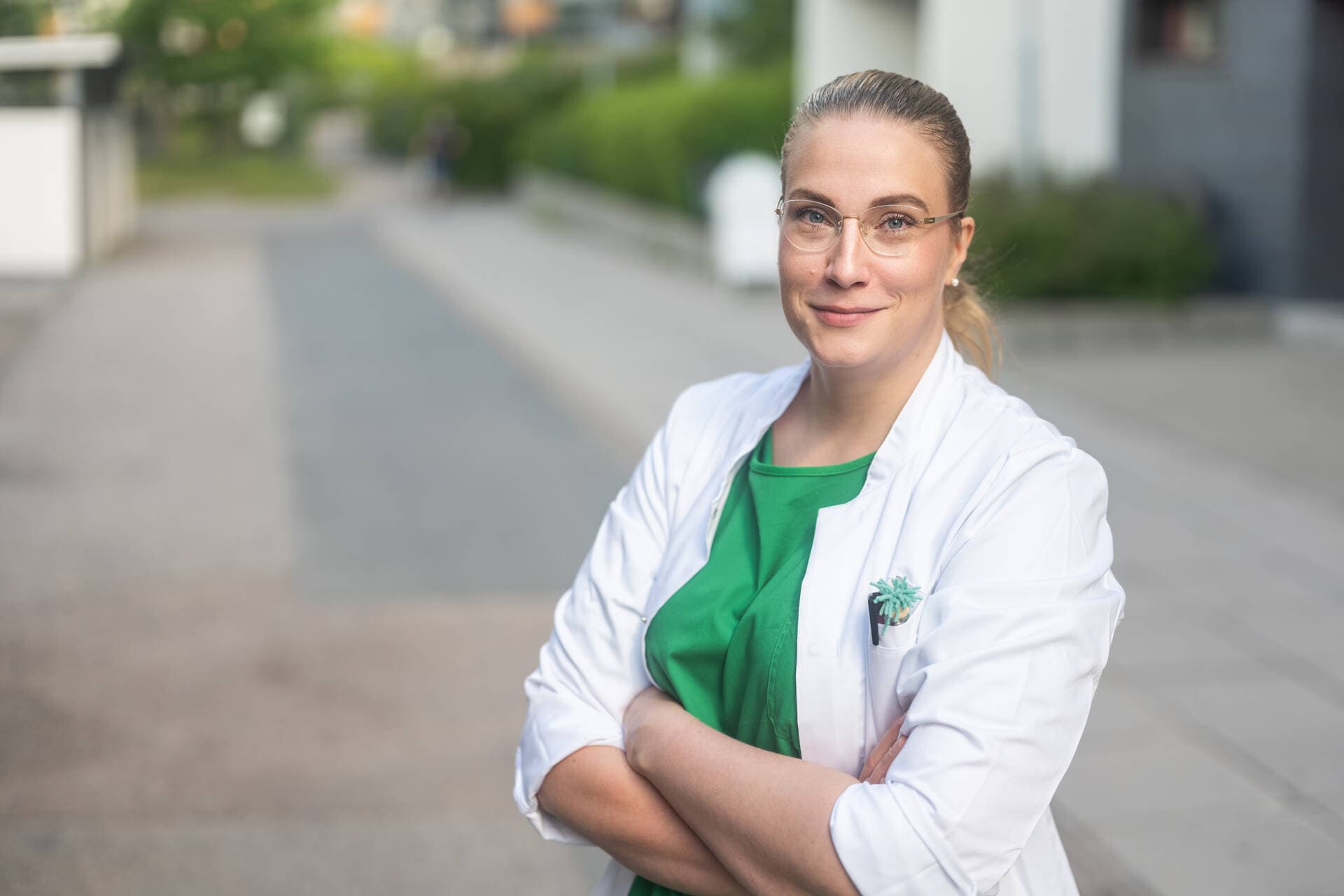 Mehiläisen lääkäri poseeraa kameralle ulkona.