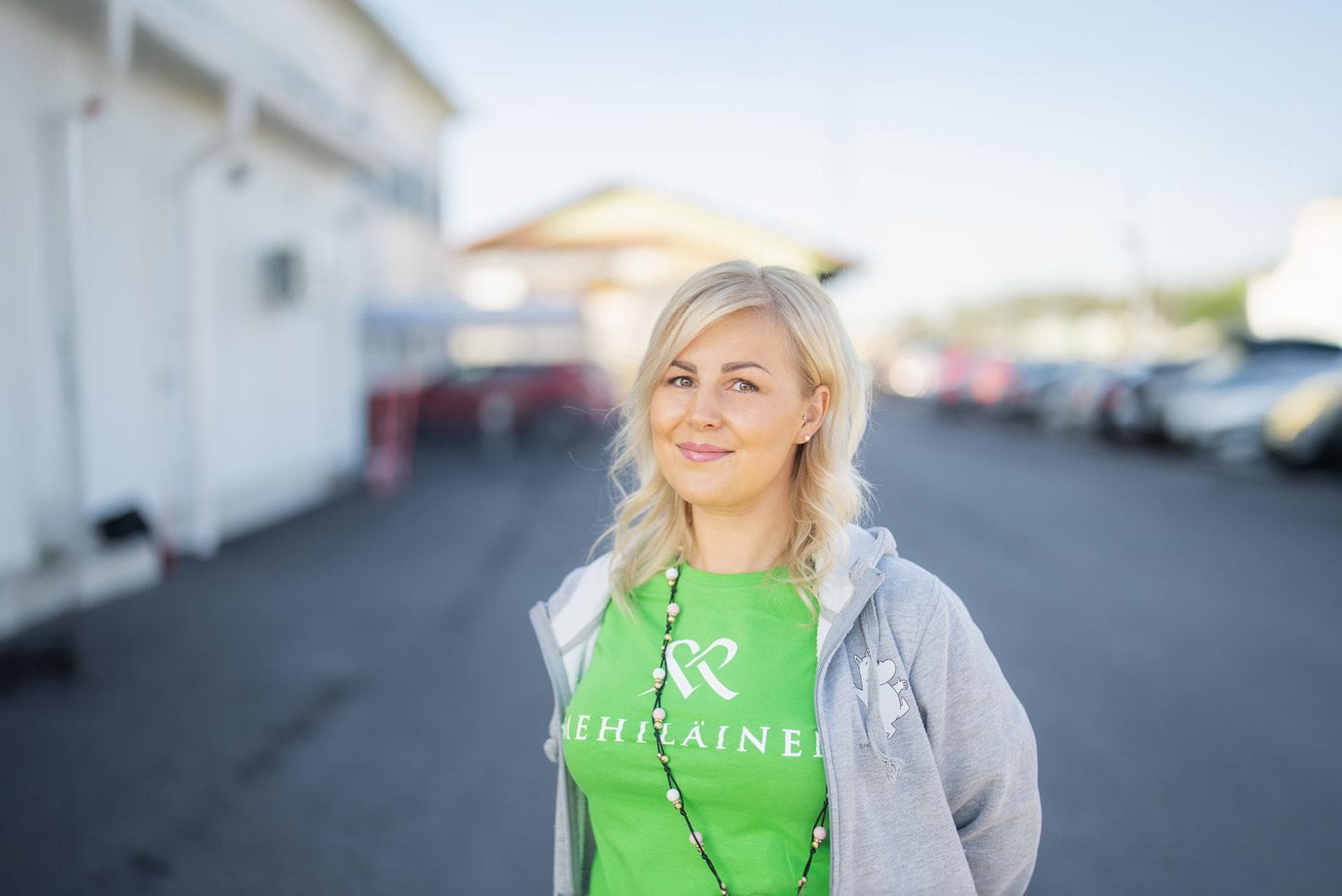 Mehiläisen lähihoitaja Jenni seisoo toimipisteen pihalla.