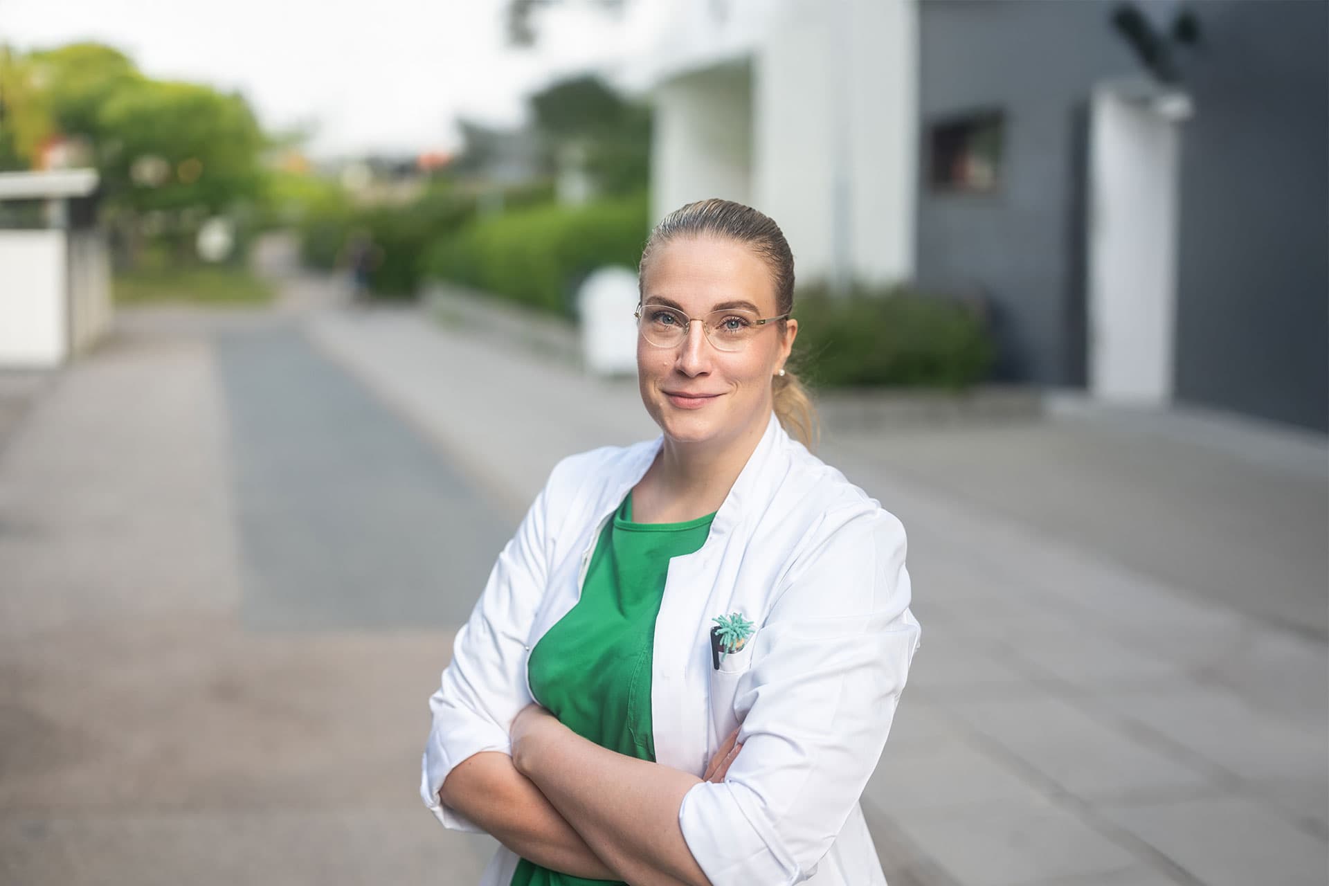 Mehiläisen lääkäri Karoliina hymyilee kameralle.