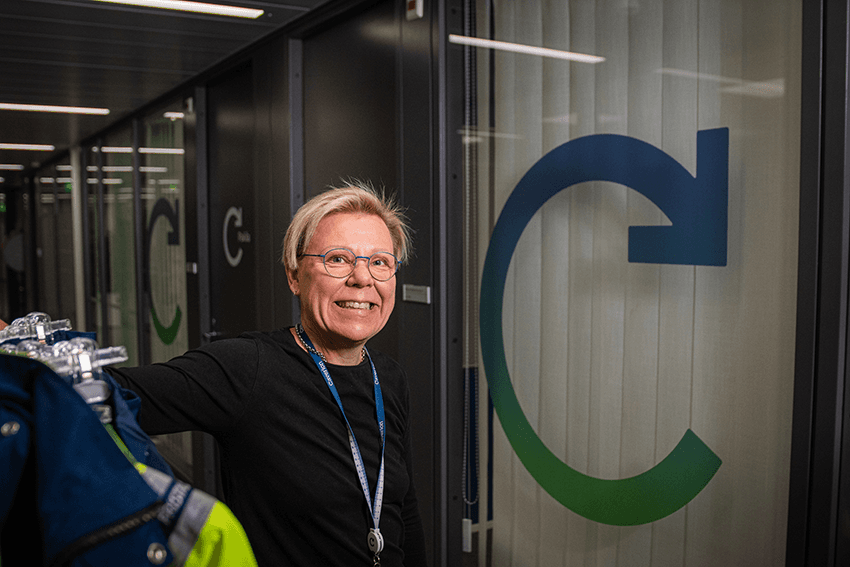 Caverionin työntekijä hymyilee