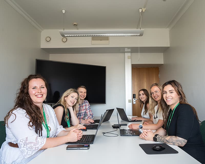 Mehiläinen Kotipalveluiden kotihoitotiimit kokouksessa saman pöydän äärellä.