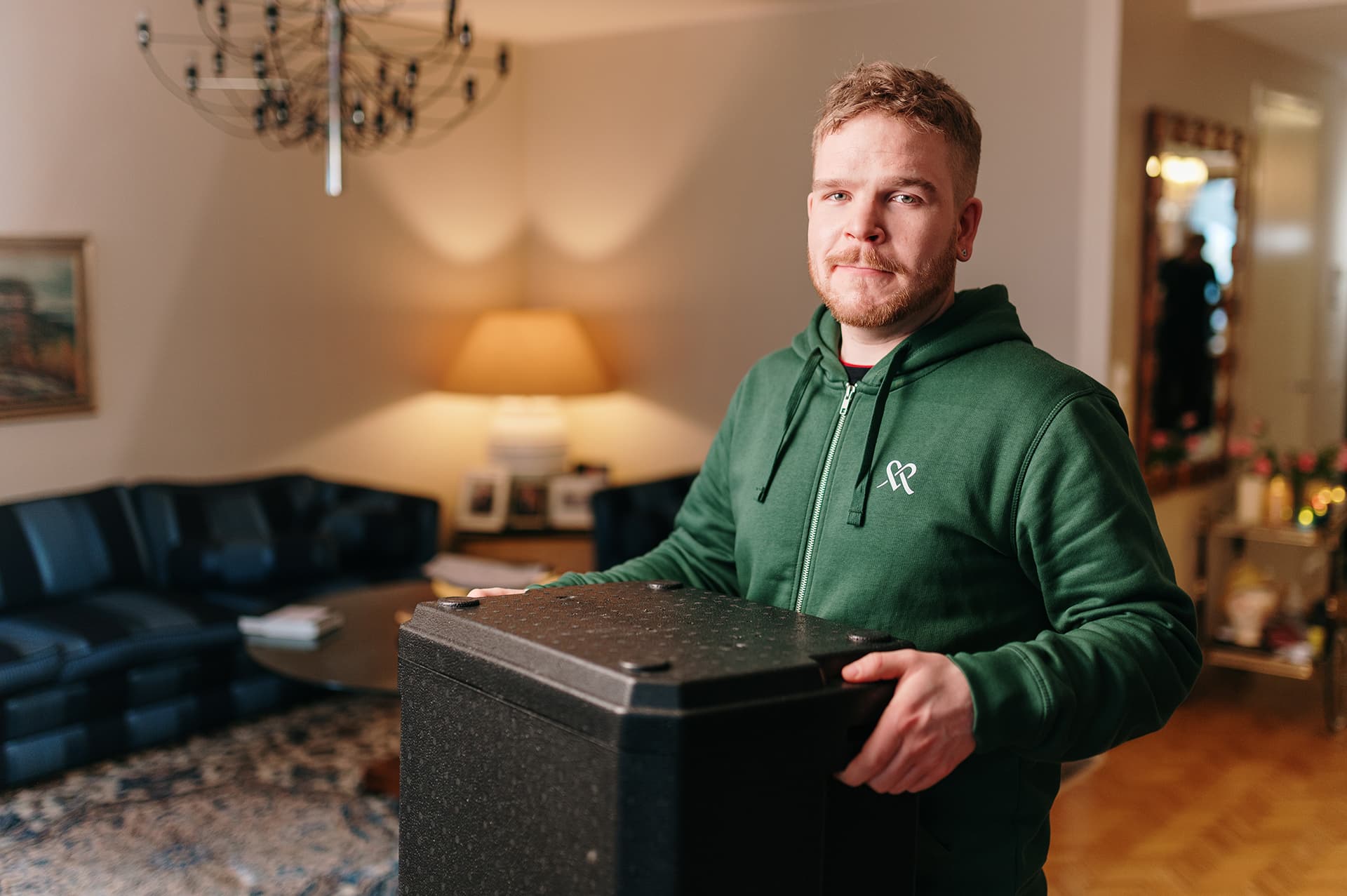 Mehiläinen Kotipalveluiden ruokalähetti kantamassa aterioita asiakkaan kotiin.