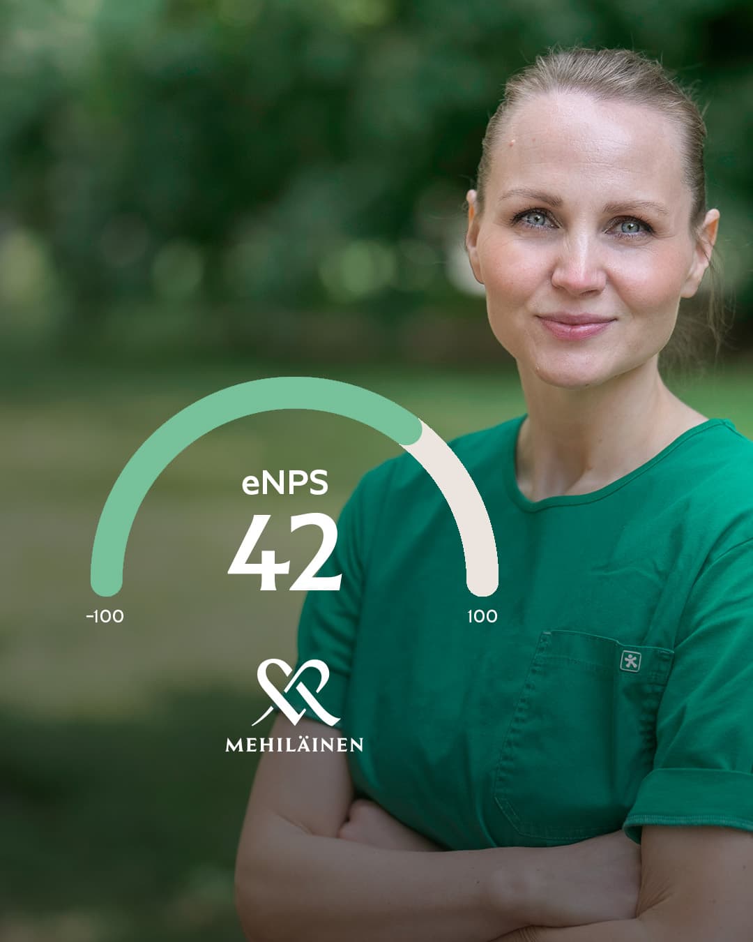 Mehiläisen työntekijä katsoo kameraa ja hymyilee, vieressä enps-mittari