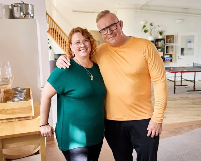 Two persons are standing side by side in Mehiläinen's home-like location.