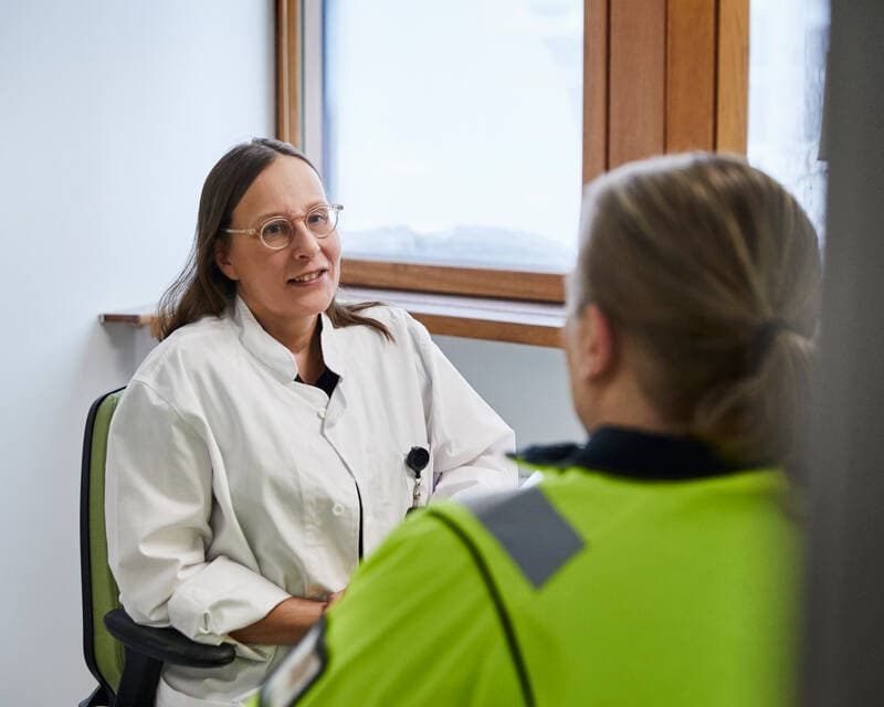 Mehiläinen physician discusses with a customer in the practice room.