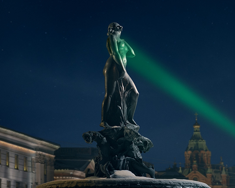 Valaistu naispatsas rintasyövän tietoisuuden lisäämiseen.